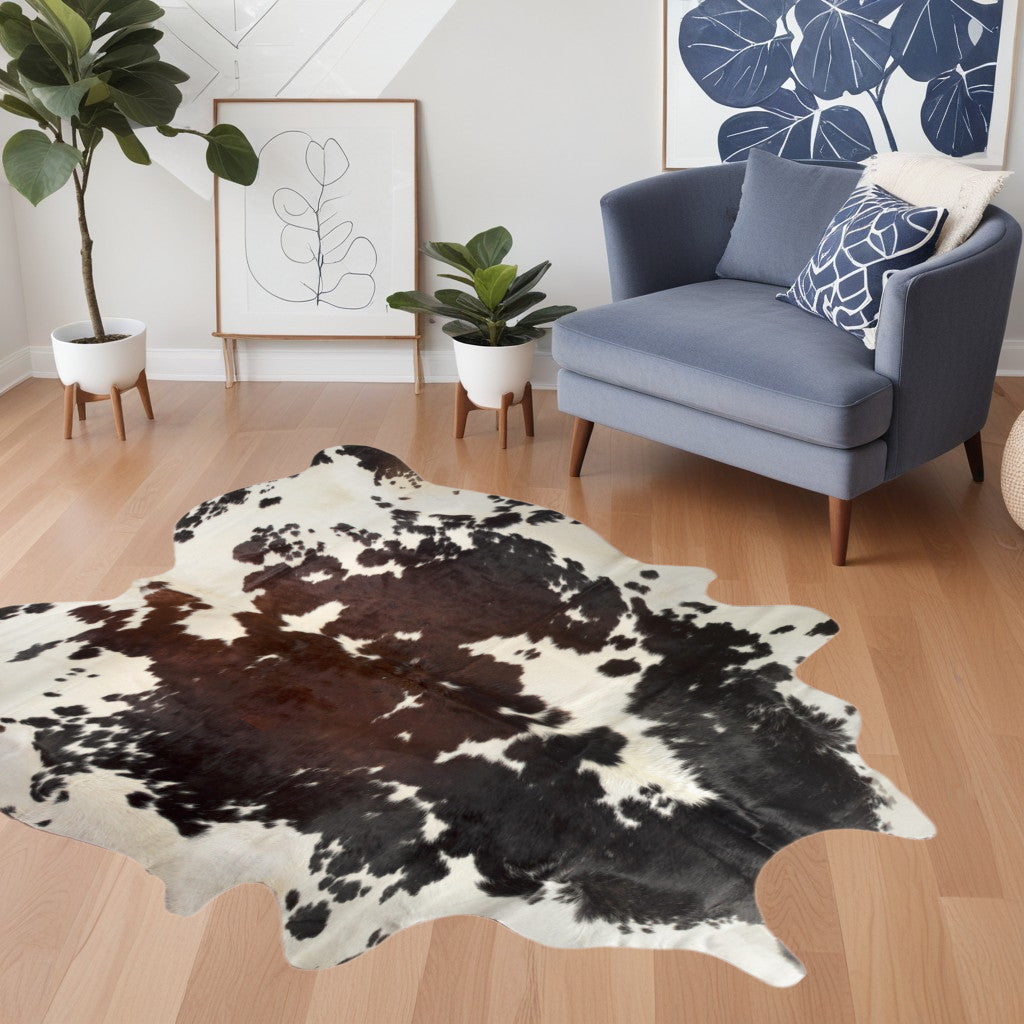 5' X 7' Brown and White Cowhide Hand Knotted Area Rug