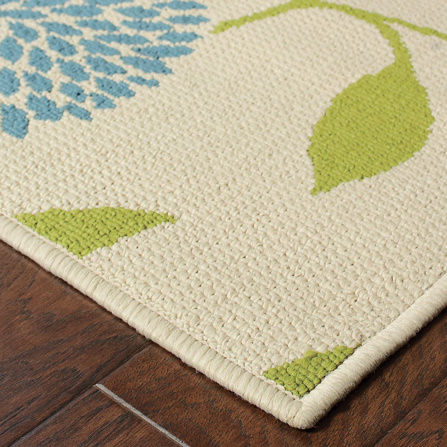 Caspian Ivory Green Transitional Floral Indoor/Outdoor Rug