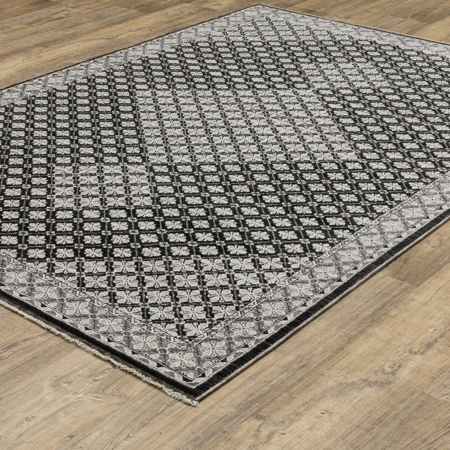 Chamberlain Black Grey Traditional Diamond Indoor Rug