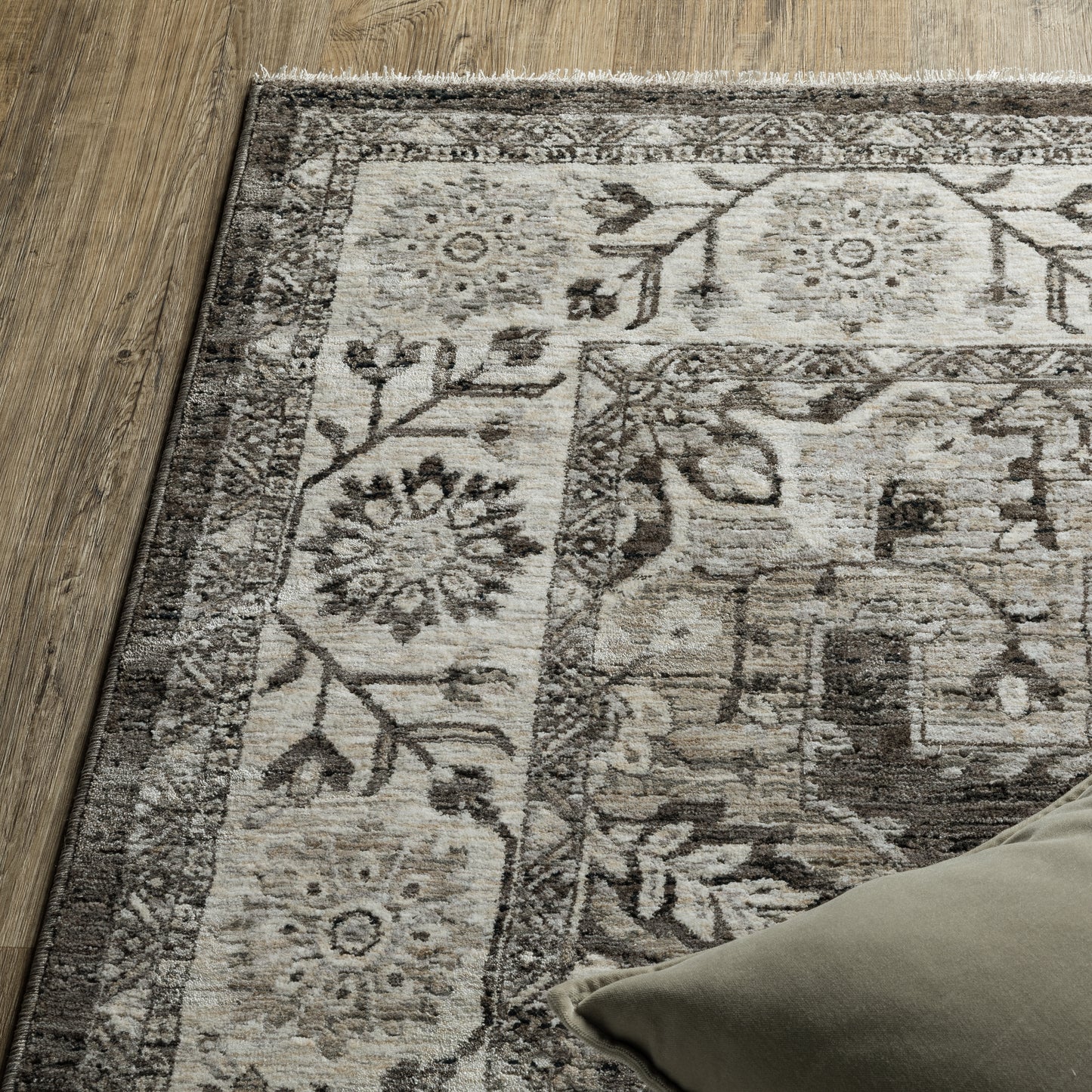 Chamberlain Grey Beige Traditional Medallion Indoor Rug