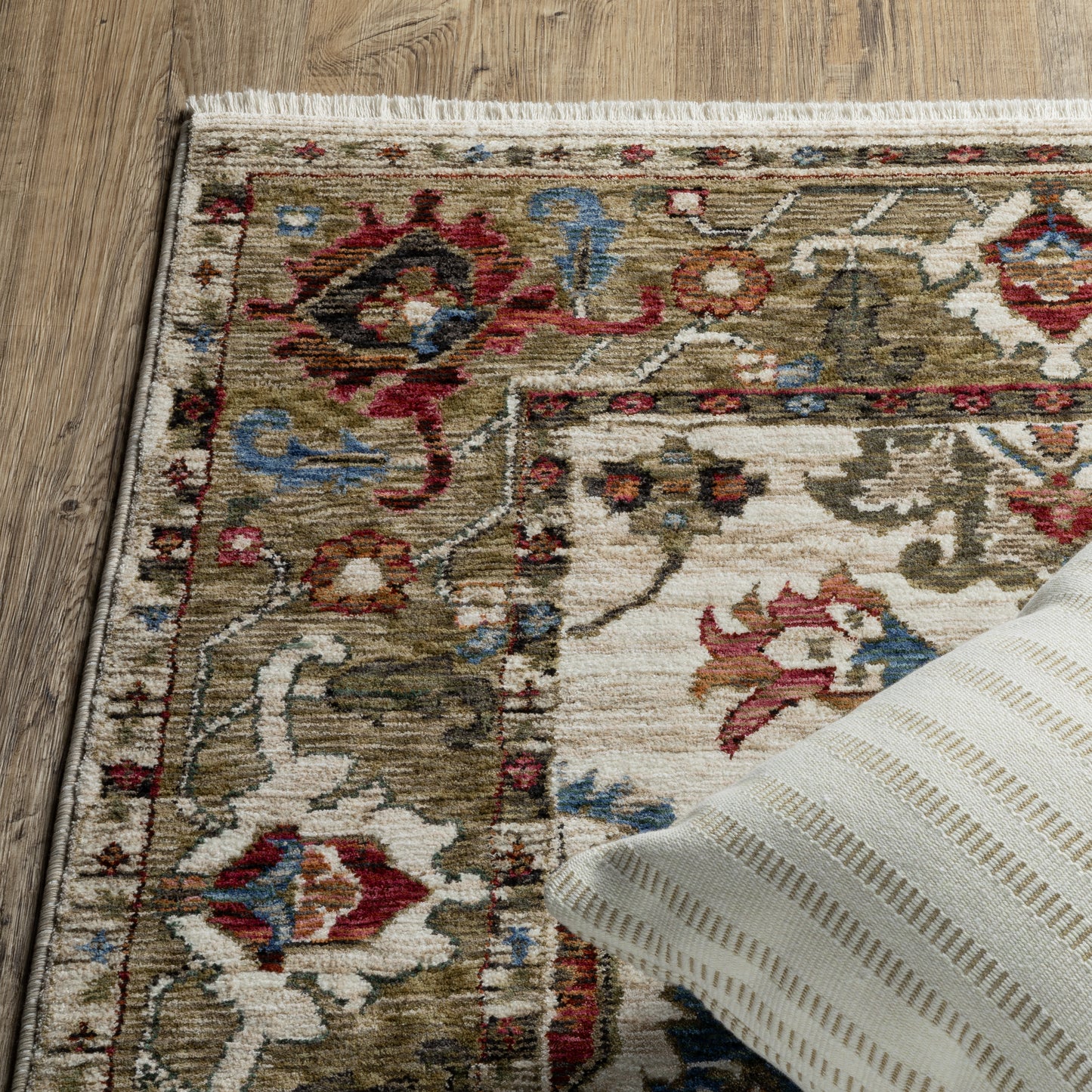 Hastings Ivory Green Traditional Oriental Indoor Rug