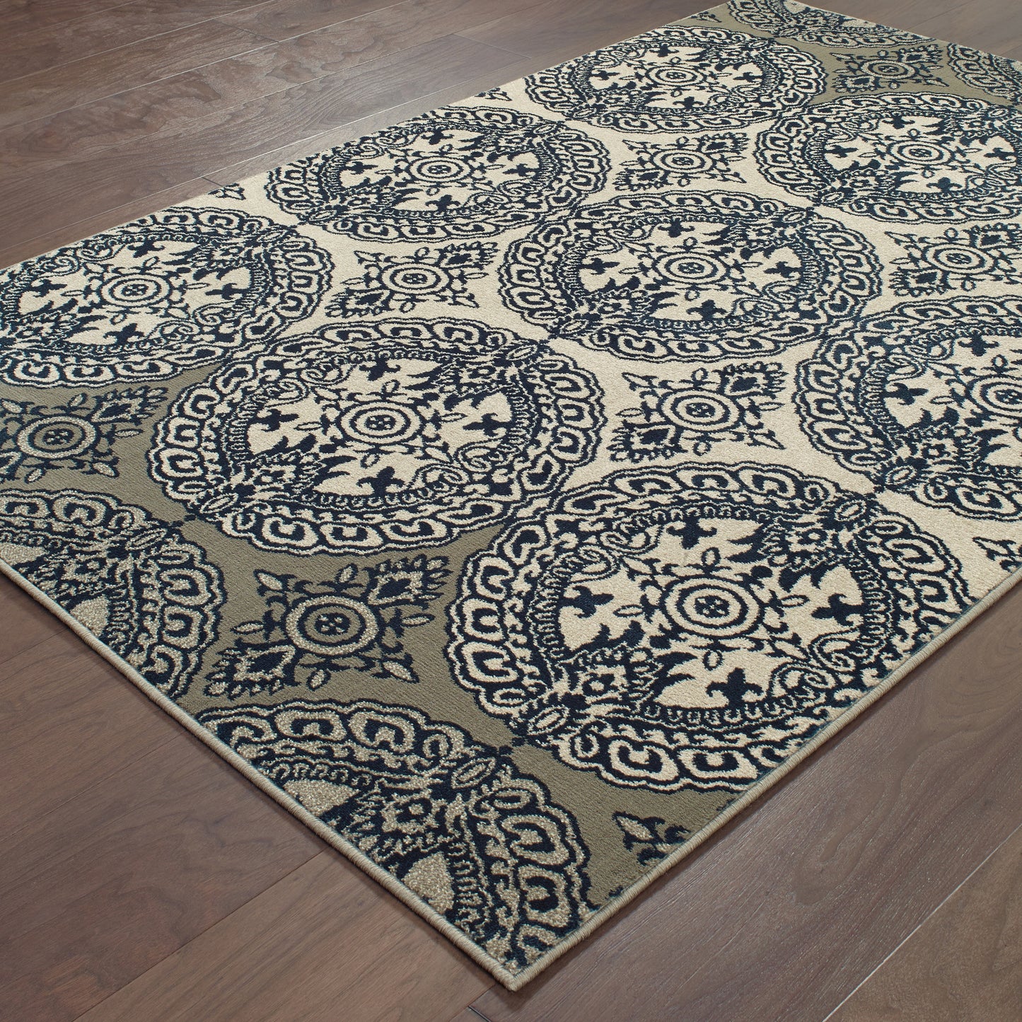 Linden Navy Ivory Global Oriental Indoor Rug