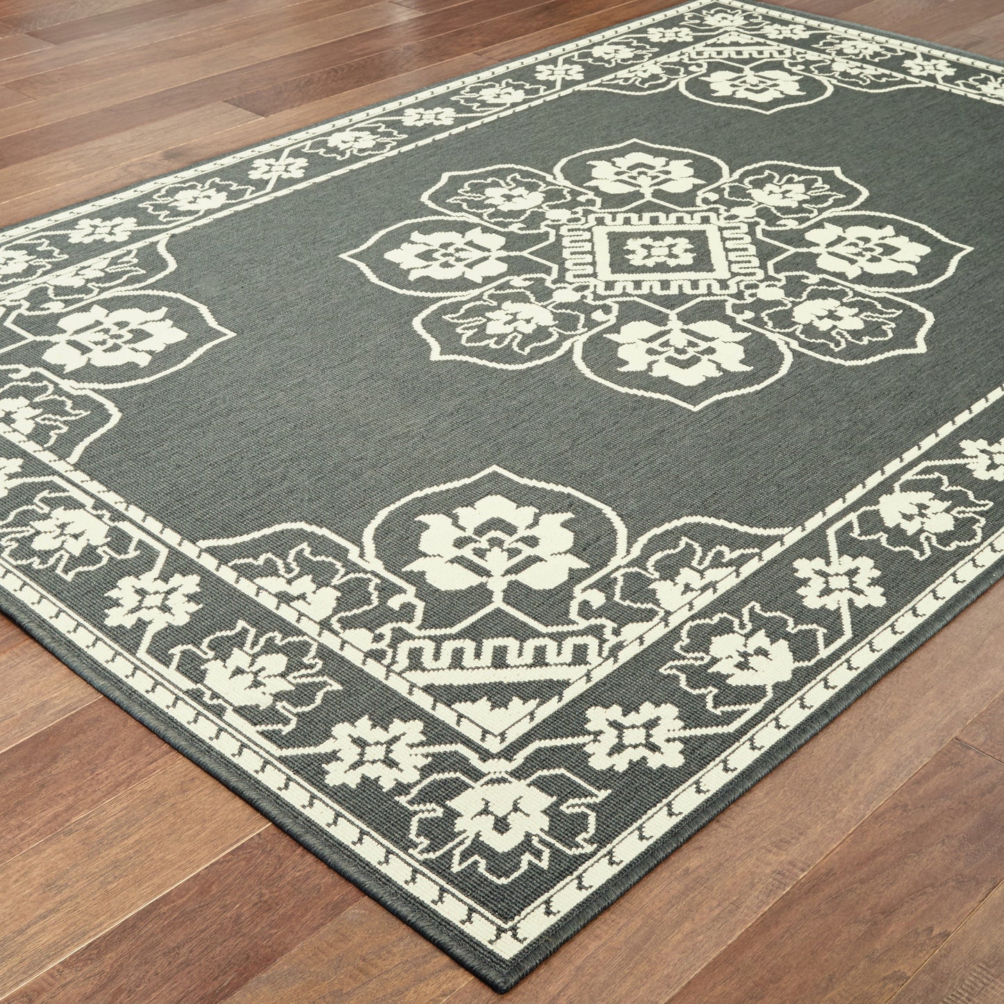 Marina Grey Ivory Traditional Oriental Indoor/Outdoor Rug