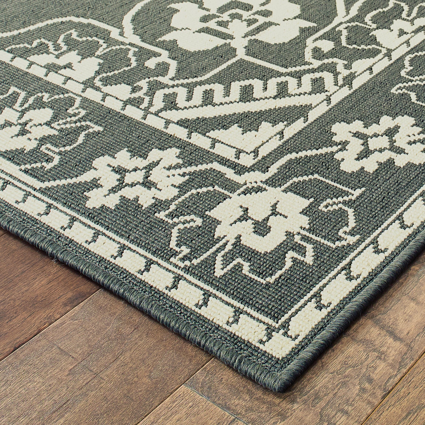 Marina Grey Ivory Traditional Oriental Indoor/Outdoor Rug