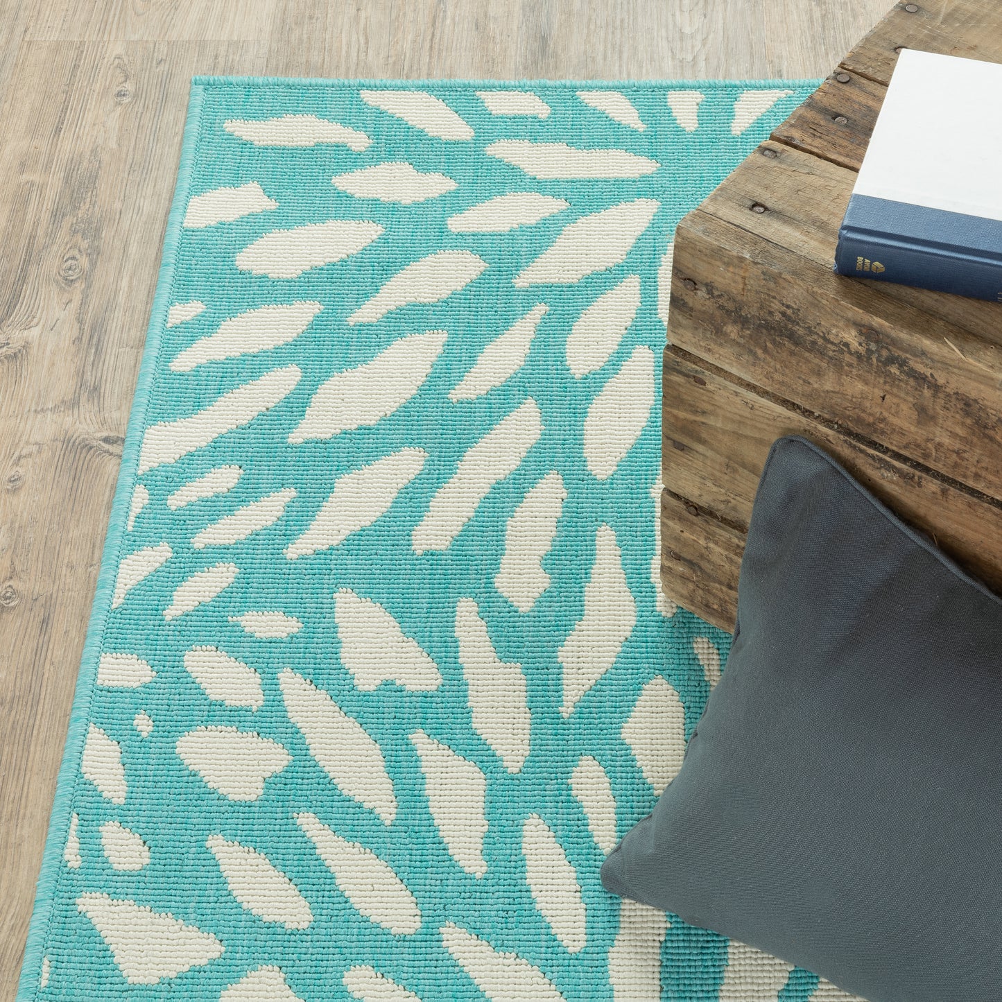 Meridian Blue Ivory Modern & Contemporary Floral Indoor/Outdoor Rug