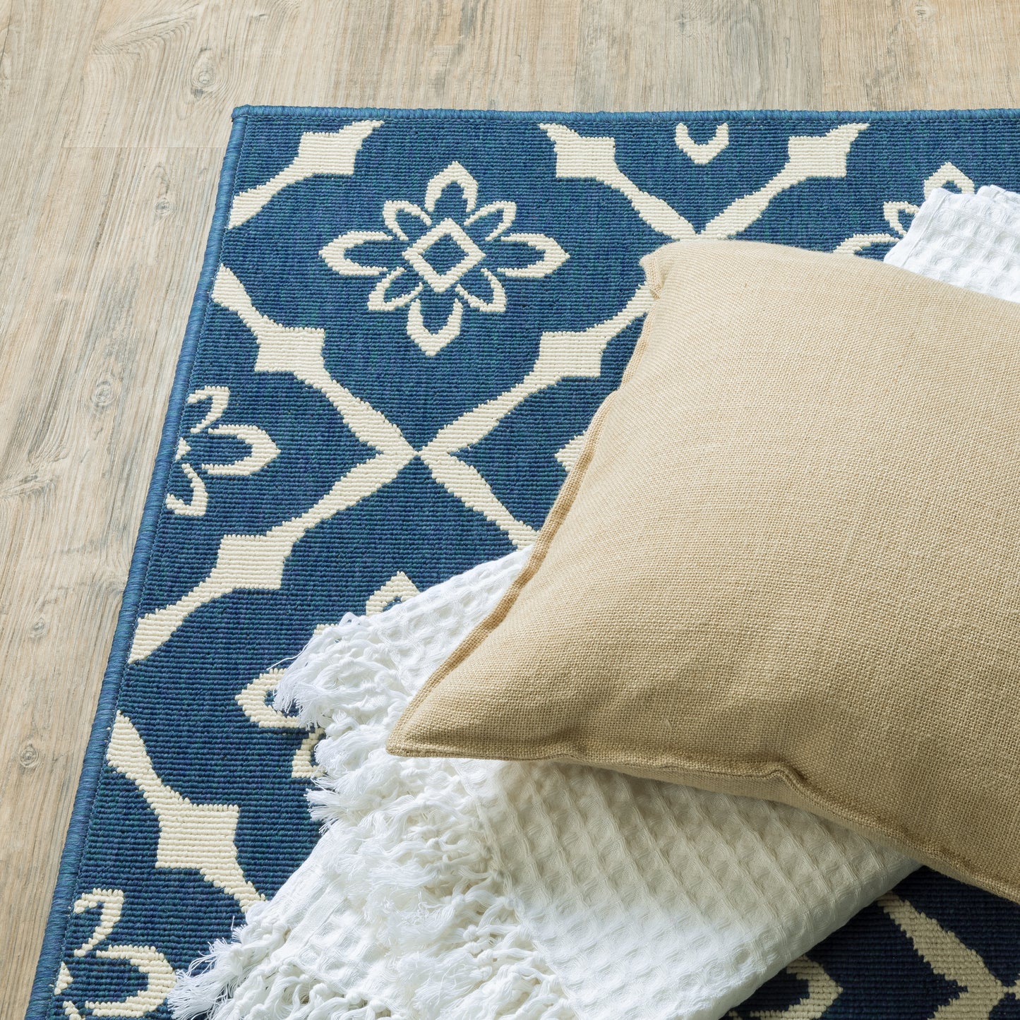 Meridian Navy Ivory Moroccan Trellis Indoor/Outdoor Rug