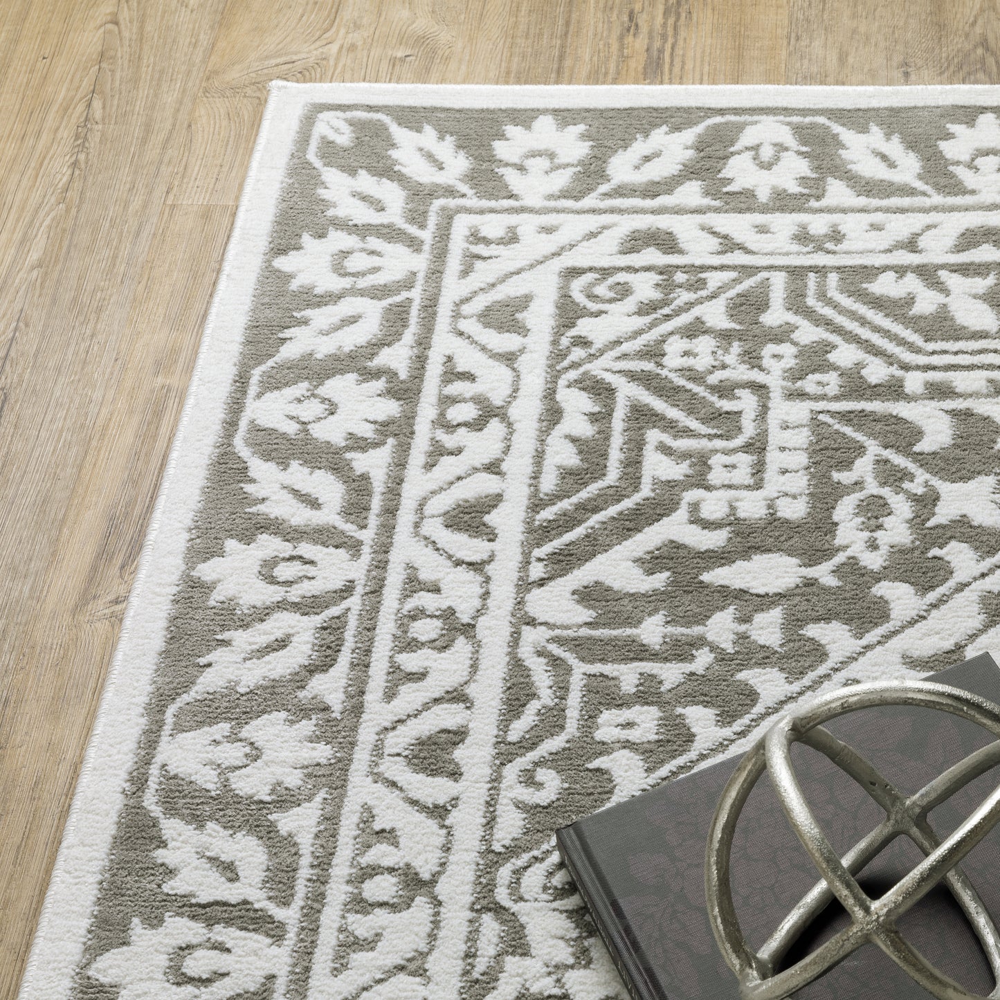 Montecito Grey White Traditional Medallion Indoor Rug