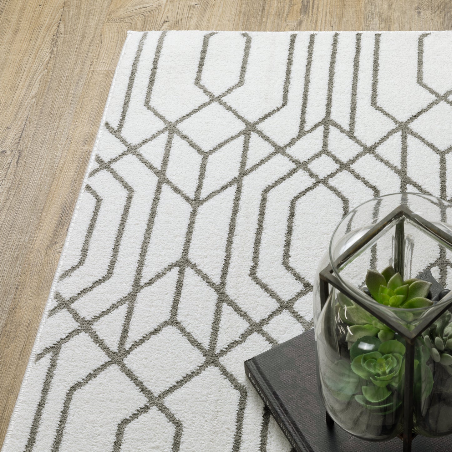 Montecito White Grey Global Geometric Indoor Rug